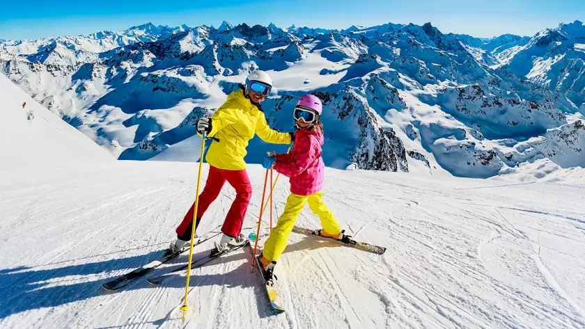 Než zapnete přeskáče. Co si ohlídat v pojištění, když vyrazíte na lyže