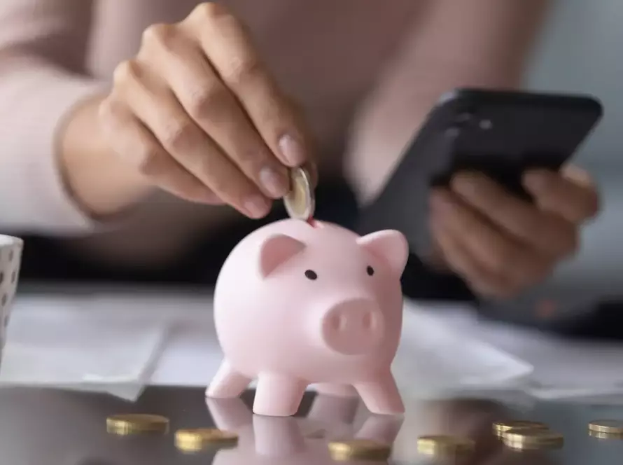 Rozdíl mezi spořením a investováním: Co je pro vás lepší volba?