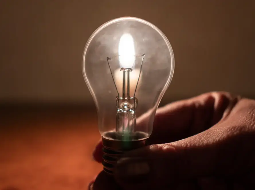 Jak pojistit škody způsobené blackoutem? Zjistěte, zda vaše pojistka kryje zkažené jídlo, zničenou elektroniku či ušlý zisk a jak postupovat.