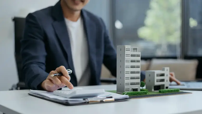 Nestačí spoléhat na pojištění sjednané SVJ. Zjistěte, proč je důležité mít vlastní pojistku bytu a jak správně nastavit krytí pro skutečnou ochranu.